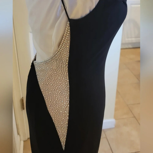 FERNANDO WONG BLACK FORMAL GOWN  (sz med) - Picture 3 of 8